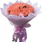 鲜花:多头粉色香水百合1枝，粉色，红色康乃馨共30枝，绿叶间插，卷边纸外围，粉色纱蝴蝶结束扎。高档圆形花束。