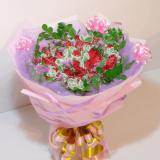 郁金香:99枝红玫瑰，1个可爱小熊，满天星点缀；香槟色纱网外围，圆形包装。