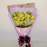 鲜花:10枝黄色玫瑰、适量配叶。淡绿色包装、绿色蝴蝶结。