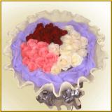 鲜花:红玫瑰11枝，香槟玫瑰11枝，粉玫瑰11枝，纱网外围，卷边纸高档包装（此花需提前预定）