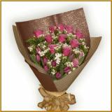 郁金香:6枝红色康乃馨、2枝多头白色香水百合，黄莺点缀、手柔纸单面包装。