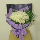 鲜花:19朵戴安娜粉玫瑰，绿叶围绕，内衬粉色卷边纸，外用紫色、天蓝色皱纹纸加白色雪点网纱圆形包装，紫色丝带束扎