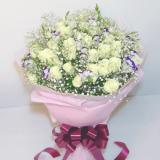 鲜花:66枝香槟玫瑰+8枝多头粉香水百合，玫瑰在中间，百合和黄莺围绕玫瑰，白色纱网内衬，浅绿色丝网外包装，粉色缎带花结