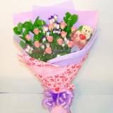 鲜花:粉玫瑰11枝、桃紅色玫瑰13枝、羽毛装饰，皱纹纸圆形包装