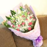 鲜花:99支红玫瑰内围情人草，粉色卷边纸高档包装