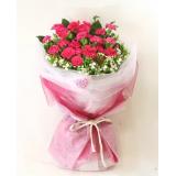 鲜花:9支红玫瑰，6支粉康乃馨，1支多头白香水百合，黄莺搭配,裙边纸包装. 