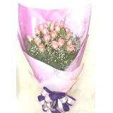 鲜花:粉玫瑰19枝，满天星点缀，手柔纸包装