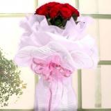 鲜花:白香水百合5朵、白玫瑰16支，单枝包装，加黄莺。纱、绵纸、花篮。