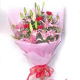 鲜花:19枝粉玫瑰，黄莺外围，情人草搭配；深蓝色卷边纸圆形精美包装。