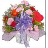 鲜花:19粒金莎朱古力+配花+淡蓝色的卷边纸圆形包装, 紫色的丝带