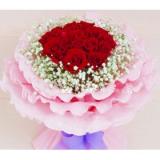 鲜花:19朵A级红玫瑰，满天星丰满外围，高档粉色卷边纸高档圆形包装，配浅紫色蝴蝶结。