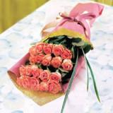 鲜花:65枝红玫瑰，300枝香槟玫瑰，黄莺丰满。淡粉色淡紫色卷边纸圆形包装，网纱蝴蝶结。