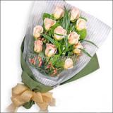 鲜花:红玫瑰33枝，多头白百合1枝，幸福草，满天星，手揉纸包装