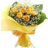 鲜花:9朵黄玫瑰，满天星+绿叶 ，黄色皱纹纸圆形包装