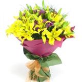 鲜花:10枝黄百合、紫色配花，紫色手揉纸圆形包装，丝带束扎（此花需提前预定）