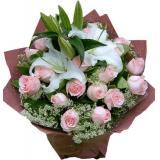 鲜花:红玫瑰24枝，多头白百合2枝，米兰，手揉纸包装