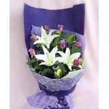 鲜花:12枝多头白色香水百合，情人草点缀。紫色包装，紫色绵纸系花 ，粉红色蝴蝶结。
