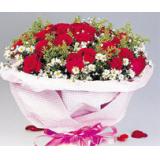 鲜花:22支粉玫瑰，绿叶丰满，卷边纸圆形包装，绵纸丝带。