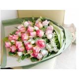 彩玫:24枝粉色玫瑰，栀子叶搭配，粉色，绿色卷边纸圆形包装,粉式法国结