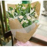 鲜花:采用22枝红色康乃馨单枝包装，绿叶外围，棉纸包装花篮