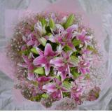 鲜花:10枝粉色多头香水百合，配满天星，粉色皱纹纸包装