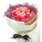 鲜花:33支粉玫瑰11粒巧克力满天星2小熊英文报纸圆形包装
