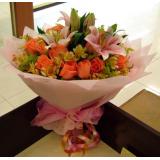 鲜花:康乃馨18枝，绿叶丰满，浅兰色绵纸圆形包装