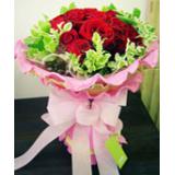 鲜花:11朵红玫瑰集中，外层叶上花；粉色卷边纸高档包装，浅粉色花结