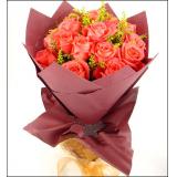 鲜花:12支粉玫瑰，白色多头香水百合2支，绿叶点缀。墨绿色皱纹纸单面包装，外围黄色棉纸