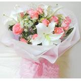鲜花:上等粉玫瑰24枝，代表无悔的爱，搭配巴西木叶，手柔纸单面包装