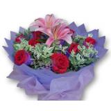 鲜花:9支红色玫瑰.1枝多头粉色百合,绿叶，紫色绵纸包装