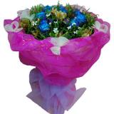 蓝玫瑰:圆形花束：19朵红玫瑰、绿叶间插，裙边纸圆形包装