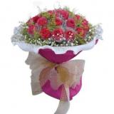 鲜花:红玫瑰999枝，满天星丰满外围，散尾葵点衬，粉红色皱纸 丝棉纸呈精致的圆形包装