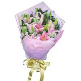 鲜花:多头白百合6枝，适量情人草点缀 紫色手柔纸圆形花束包装，外围紫色网纱，粉色丝带束扎。
