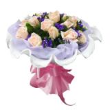 鲜花:19枝香槟玫瑰+紫色的勿忘我+绿叶,内用淡紫色的绵纸衬托,外用浅色卷边纸圆形包装+粉色的丝带