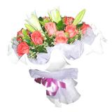 鲜花:11枝粉玫瑰+1枝多头铁炮百合（或香水百合）+配花,内衬淡紫色的绵纸外面卷边纸圆形包装