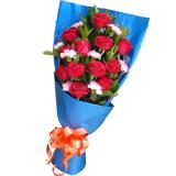 鲜花:红玫瑰8枝，白玫瑰8枝，点缀适量黄莺，外围满天星，淡紫色包装纸圆形花束包装，外围网纱，粉色丝带束扎