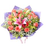 鲜花:粉玫瑰11枝，石竹梅或绿叶搭配，粉色手柔纸包装