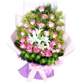 鲜花:紫色玫瑰57枝,绿草满天星点缀,粉色和淡紫色纸圆形包装,丝带花装饰（此花需提前预定，并限送各大城市）