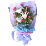 鲜花:白香水百合1枝，粉红康乃馨12支加满天星少许、配叶等，用淡蓝色透明纸内包装，外面用皱纹纸单面包装