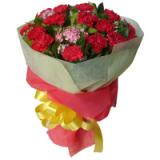 鲜花:粉玫瑰12枝，多头白百合1枝，绿叶间插，手揉纸单面包装