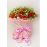 无悔:粉玫瑰11枝、桃紅色玫瑰13枝、羽毛装饰，皱纹纸圆形包装