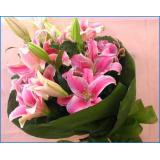 鲜花:19枝白色玫瑰+黄莺等、淡黄色纱网、蓝色高档包装皱纹纸，粉红色蝴蝶结