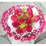 鲜花:12支红色玫瑰，满天星，米兰点缀，卷边纸圆形包装