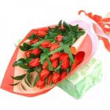 郁金香:99枝红玫瑰，黄英外围。 粉色皱纹纸圆形包装，紫色纱网蝴蝶结束扎。