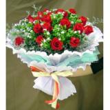 鲜花:11枝红超玫瑰，配满天星点缀、绿叶，圆形花束,浅色棉纸包装