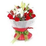 鲜花:红白玫瑰共计365枝，中间白玫瑰间插，纱网豪华包装