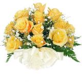鲜花:19支黄色玫瑰，满天星、绿叶间插，小花篮一个（此花需预定）
