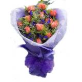 鲜花:纯紫色玫瑰99枝，满天星外围，手揉纸加纱网豪华包装（此花需提前预定，并限送各大城市）