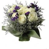鲜花:10支超级白玫瑰，各种配才丰满，送绵纸精美包装